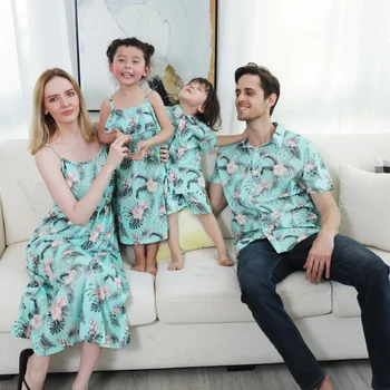 Семейная одежда с цветочным принтом, комплекты из платья-комбинации для мамы, летняя рубашка для папы и сына, подходящие для семьи Комплекты