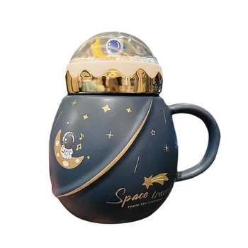 Кружка с рисунком космонавта и Луны с крышкой и ложкой, креативная кофейная чашка для офиса / дома, подарки на День Святого Валентина/День рождения